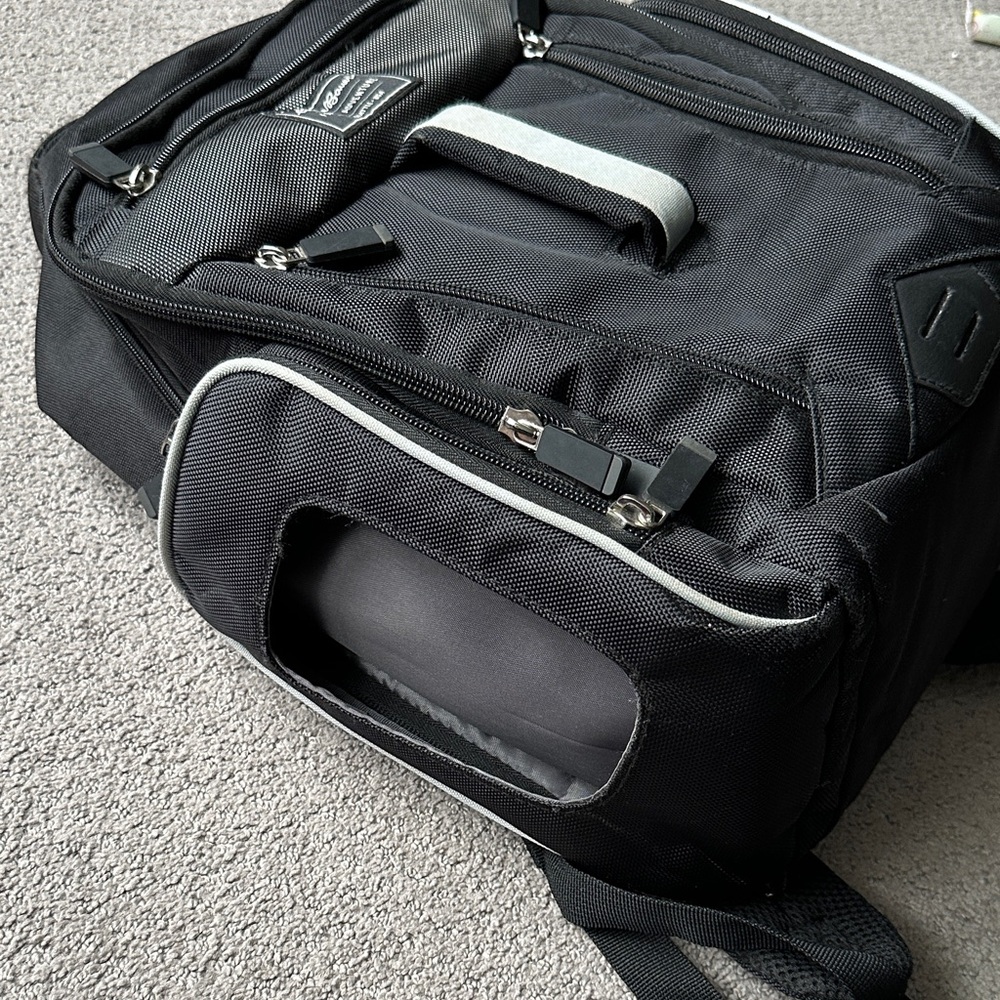 •EDDIE BAUER• Diaper Bag 5 zipper compartment,1 insulated pocket,1 wipes pocket - Picture 3 of 9